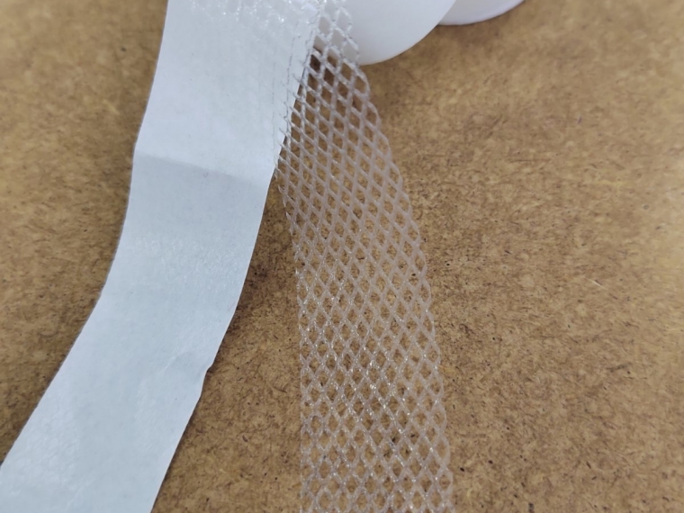 Сетка клеевая на бумаге белая 20 мм