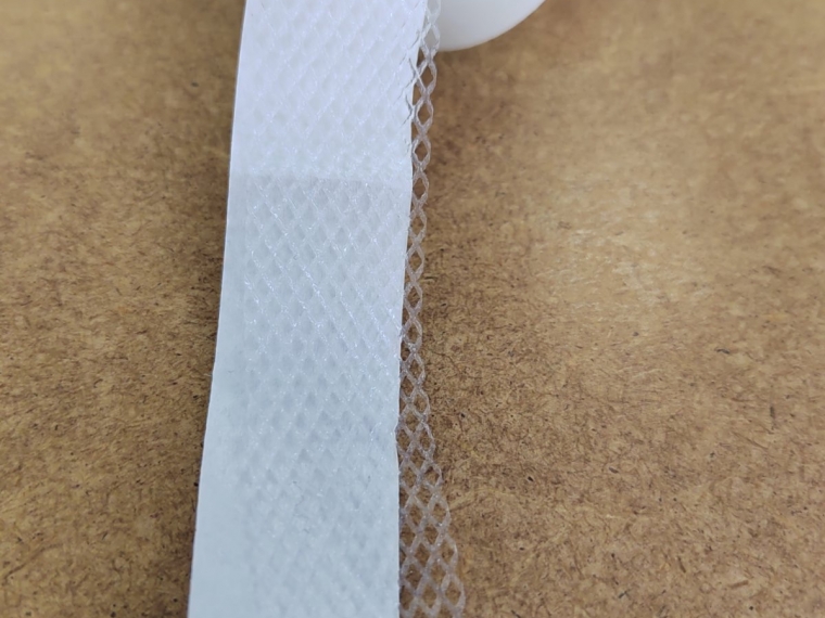 Сетка клеевая на бумаге белая 20 мм