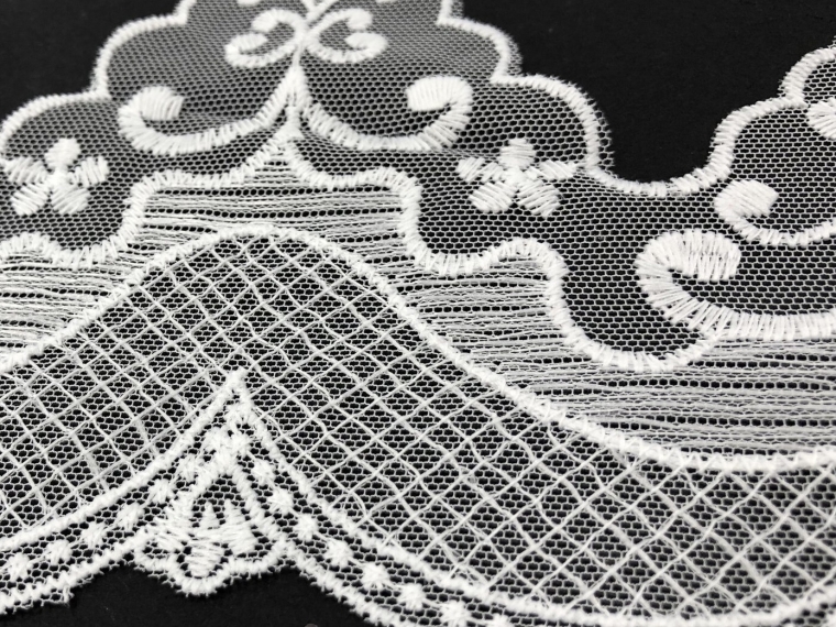 Вышивка на сетке экрю шир. 12 см