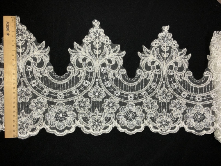 Вышивка на сетке экрю шир. 25 см