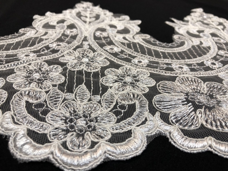 Вышивка на сетке экрю шир. 25 см