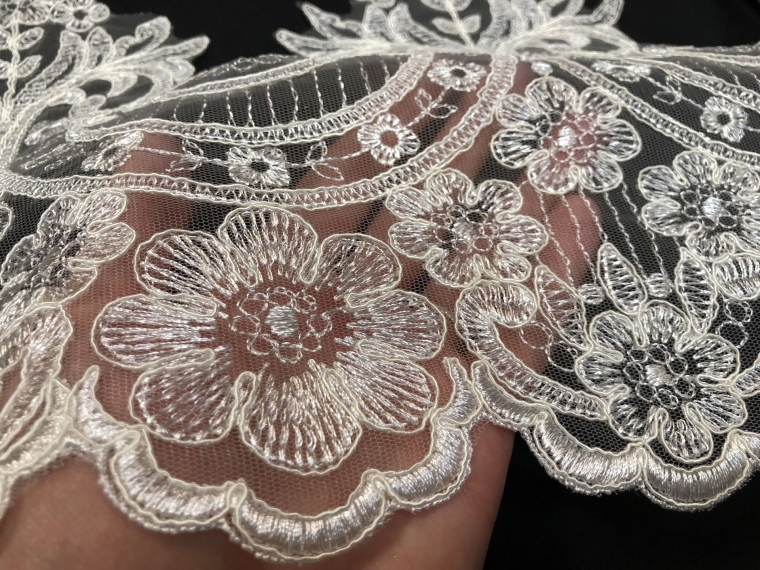 Вышивка на сетке экрю шир. 25 см