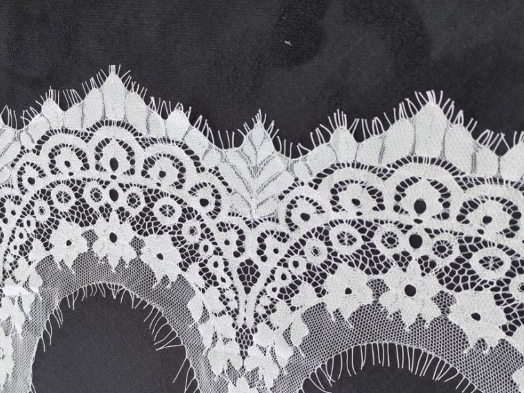 Вышивка на сетке экрю шир. 14 см