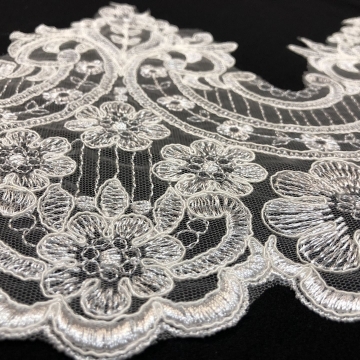 Вышивка на сетке экрю шир. 25 см