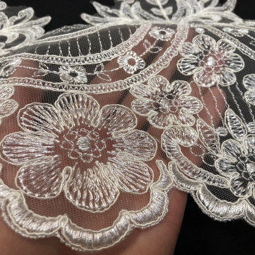 Вышивка на сетке экрю шир. 25 см